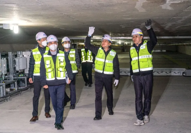 서울시설공단 직원들이 지하차도를 점검하는 모습. 서울시 제공