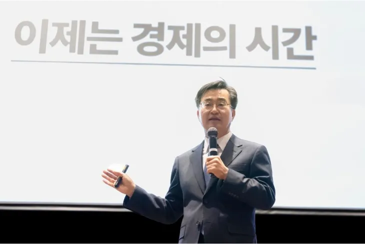 김동연 경기도지사가 14일 광주경총 금요 조찬 포럼에서 ‘호남 정신과 유쾌한 반란’ 주제로 특강을 하고 있다. (경기도 제공)