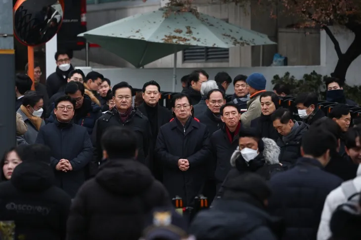 윤석열 대통령의 1차 체포영장 유효기간 만료일인 지난달 6일 서울 용산구 한남동 대통령 관저 앞에 장동혁(두 번째 줄 가운데) 국민의힘 의원이 대기하고 있다. 연합뉴스