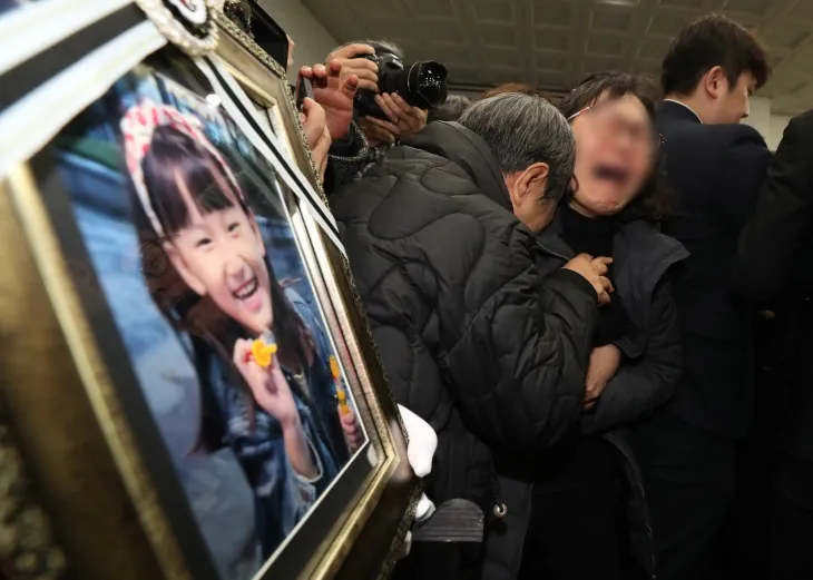 14일 오전 대전 서구 건양대병원 장례식장에서 김하늘양의 발인식이 엄수되는 가운데 유족들이 오열하고 있다. 대전 뉴스1