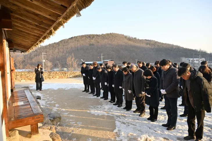 14일 김진열 대구 군위군수와 최규종 군의회 의장, 군의원 등이 군위읍 용대리 김수환 추기경 생가에서 선종 16주기를 추모했다. 군위군 제공