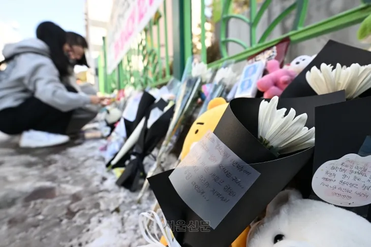 11일 오후, 초등생 1학년 여아가 살해당한 대전 서구 한 초등학교에 시민들이 두고 간 편지와 꽃, 과자, 인형 등이 놓여있다. 2025.2.11 대전 홍윤기 기자