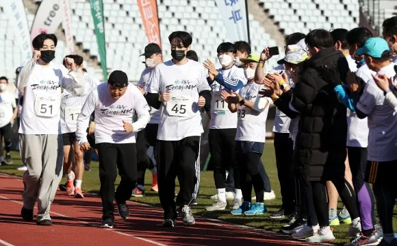 ‘국민 마라토너’ 이봉주가 28일 경기도 부천시 부천종합운동장에서 열린 ‘이봉주 쾌유 기원 마라톤’에서 시민들의 격려를 받으며 달리고 있다. 2021.11.28. 연합뉴스