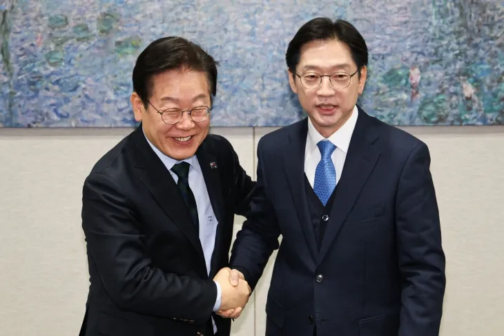 이재명(왼쪽) 더불어민주당 대표가 13일 국회에서 김경수 전 경남지사와 만나 악수를 하고 있다. 이날 회동은 이 대표에 대한 비명(비이재명)계의 비판 목소리가 이어지는 가운데 이 대표가 먼저 제안해 성사됐다. 2025.2.13 안주영 전문기자