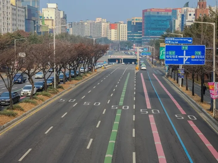 대전 시내에 설치된 노면 색깔 유도선. 대전시