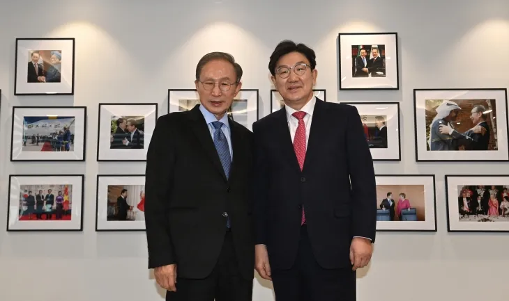 이명박 전 대통령이 17일 서울 서초구 청계재단에서 권성동 국민의힘 원내대표와 기념촬영을 하고 있다. 2025.2.17 공동취재