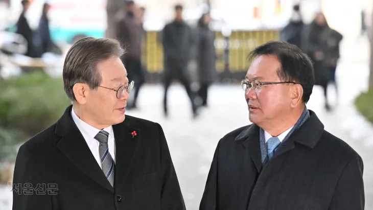 이재명 더불어민주당 대표와 김부겸 전 국무총리가 20일 서울 중구 한 식당에서 열리는 비공개 오찬 회동을 위해 이동하며 대화하고 있다. 2023.12.20 홍윤기 기자