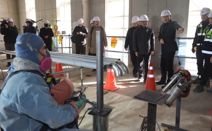 유인촌 문화체육관광부 장관이 서울 용산구 국립중앙박물관 내에 건립 중인 문화유산과학센터 공사 현장을 방문해 안전관리 상황을 점검하고 있다. 문화체육관광부 제공