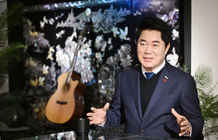 박준희 서울 관악구청장이 17일 샤로수길의 ‘용마커피’에서 서울신문과 신년인터뷰를 하고 있다. 샤로수길의 특색 있는 카페 중 한 곳인 용마커피는 아트테리어 지원 사업으로 간판을 개선했다. 도준석 전문기자