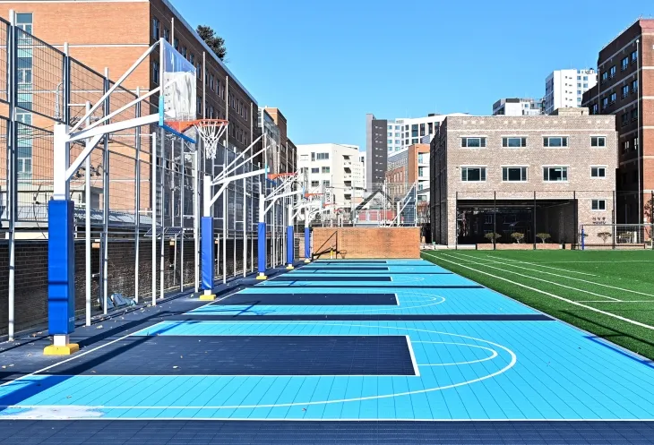 서울 서대문구 교육경비 보조사업으로 조성된 ‘학교 농구장’. 서대문구 제공