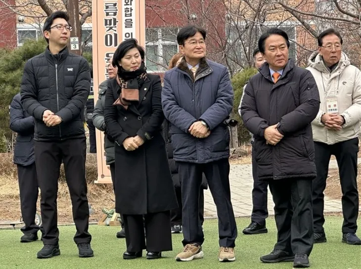 지난 15일 남가좌1동 정월대보름 윷놀이대회에 참석한 김용일 의원(앞줄 오른쪽에서 두 번째)