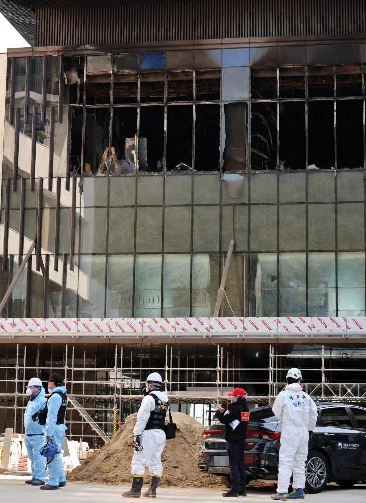 지난 16일 부산 기장군 오시리아 관광단지 내 ‘반얀트리 해운대 부산’ 화재 현장에서 합동감식이 진행되고 있다. 연합뉴스