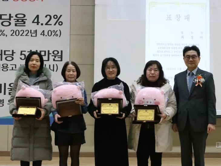 윤정구 이사장과 우수 회원들이 기념사진을 찍고 있다.