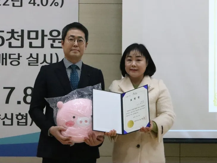 노관규 시장을 대신해서 김수련(오른쪽) 자치행정과장이 우수회원에게 순천시장상을 수여한 후 함께 기념사진을 찍고 있다.