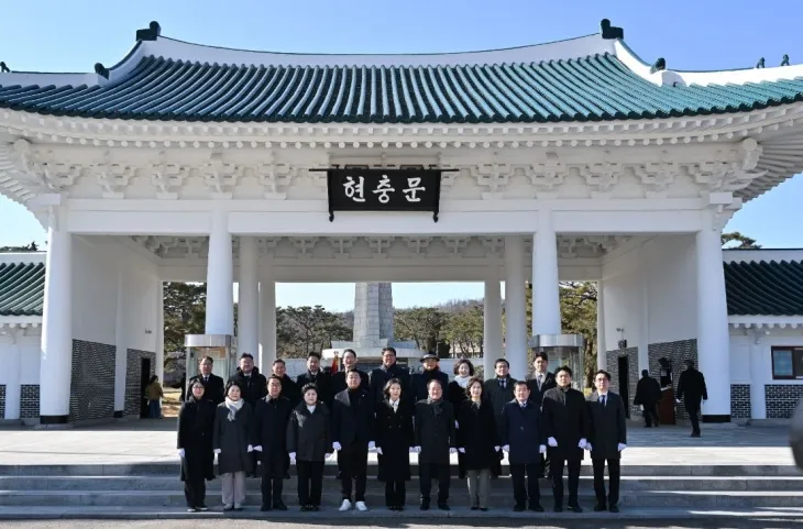 최호정 의장이 18일 2025 첫 시의회 앞두고 현충원 참배를 했다.