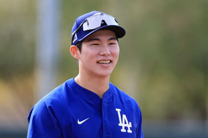 미국프로야구 메이저리그(MLB) 첫 시즌을 준비하는 로스앤젤레스 다저스 김혜성이 17일(현지시간) 다저스 스프링캠프가 열리고 있는 미국 애리조나주 글렌데일 캐멀백 랜치에서 내야 수비 훈련을 마친 뒤 타격 훈련을 하기 위해 이동하고 있다. 2025.2.18 글렌데일 연합뉴스