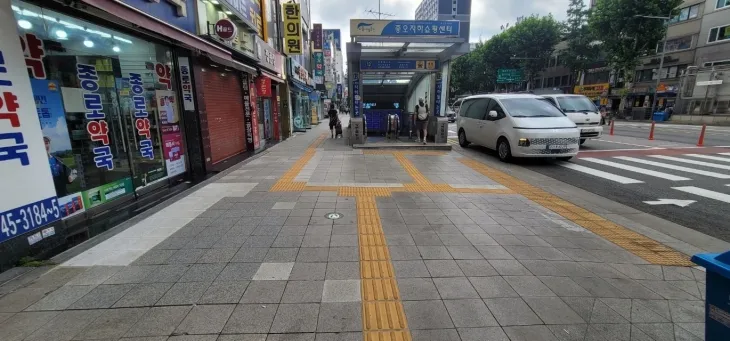 서울 종로구의 점자블록이 정비된 거리.   종로구 제공