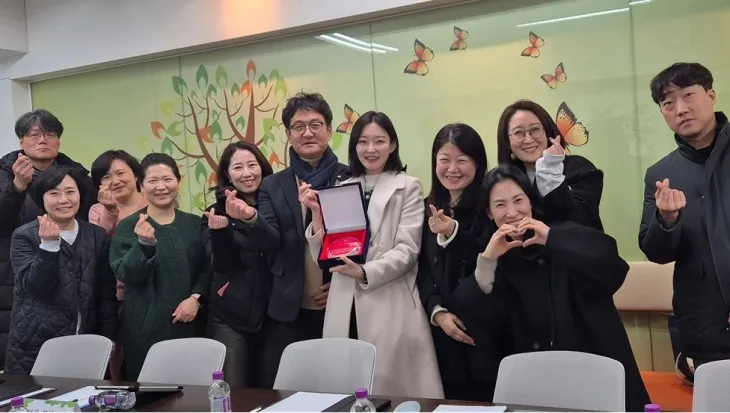 명일중학교 교육가족일동으로부터 감사패를 받은 김혜지 의원