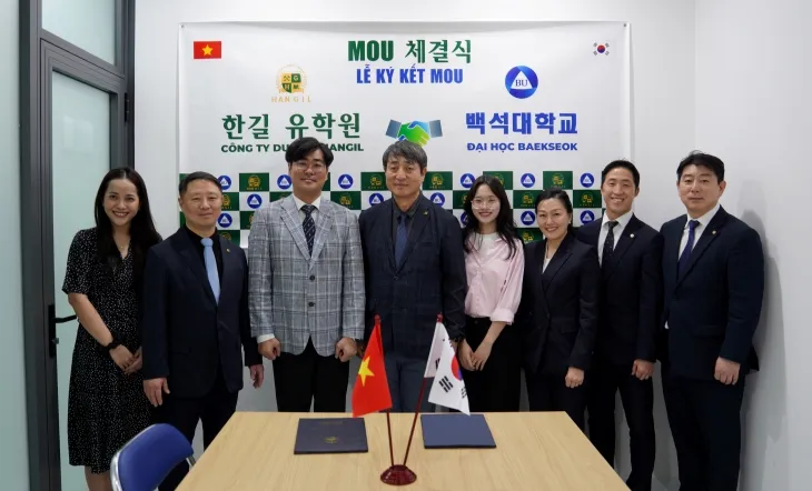 잭석대가 베트남 호찌민 한길유학원과 업무협약을 체결 후 기념 촬영을 하고 있다. 백석대 제공