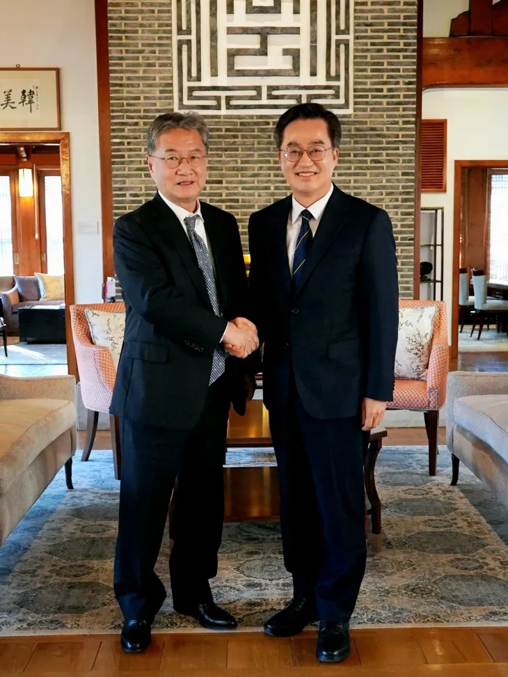 김동연 경기도지사가 18일 주한미국대사관에서 조셉 윤 (Joseph Yun) 주한미국대사 대리와 기념 촬영을 하고 있다. (경기도 제공)