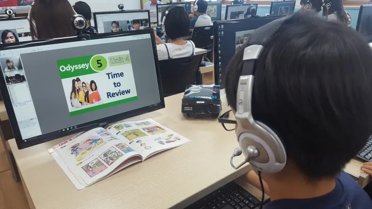 서울 영등포구의 학생들이 구에서 지원하는 ‘원어민 화상영어 학습 프로그램’을 듣고 있다. 영등포구 제공