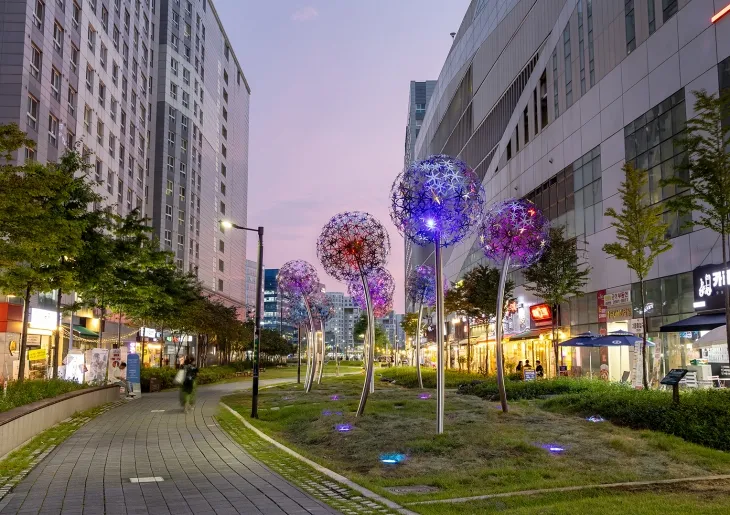 서울 강서구 마곡문화거리에 조성된 민들레 발광다이오드(LED) 조명. 강서구는 지역 관광을 활성화하기 위해 다양한 문화시설과 관광자원 개발을 추진하고 있다. 강서구 제공