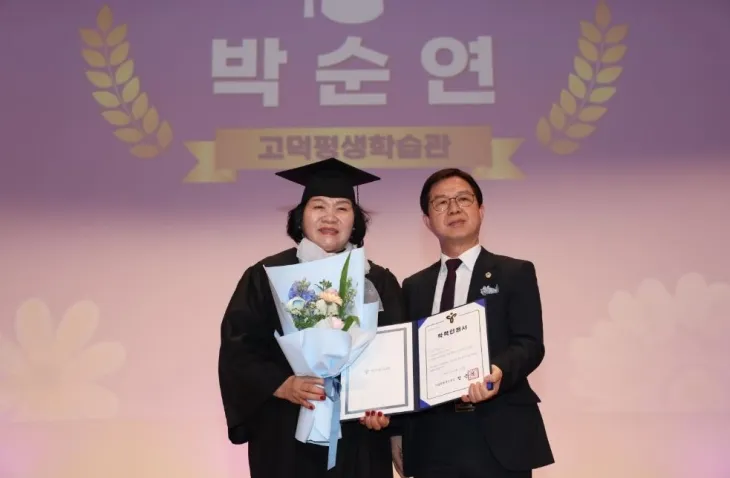 이날 졸업생과 기념사진을 찍은 이종태 의원