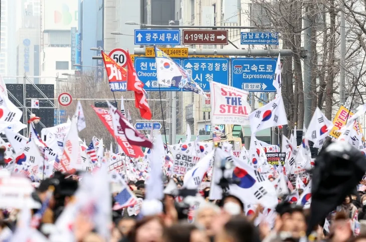 15일 광주 동구 금남로에서 비상계엄으로 탄핵 소추된 윤석열 대통령을 지지하는 집회가 열리고 있다. 연합뉴스