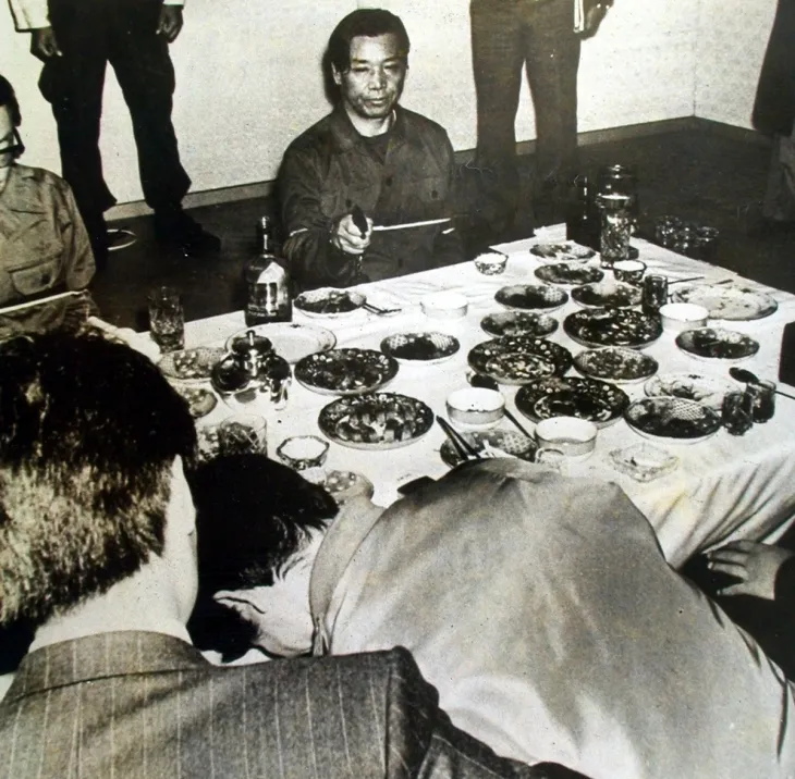 1979년 10월 26일 서울 종로구 궁정동 중앙정보부 안전가옥에서 박정희 전 대통령과 차지철 당시 경호실장 등을 살해한 혐의로 체포된 김재규가 권총으로 범행 장면을 재현하고 있다. 연합뉴스