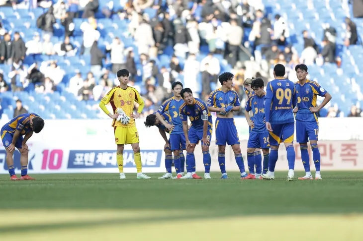 울산 HD 선수들이 지난 16일 울산문수축구경기장에서 열린 2025 K리그1 1라운드 FC안양과의 홈 경기에서 0-1로 패한 뒤 아쉬워하고 있다. K리그 제공