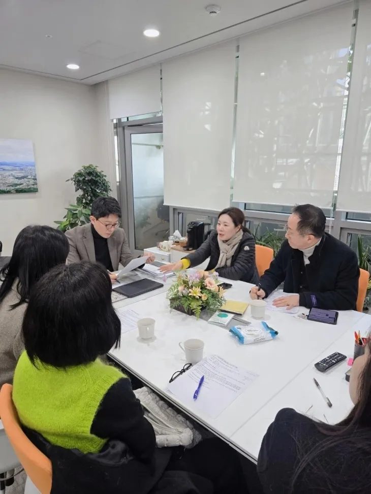 박성연 의원(오른쪽 두 번째)이 ‘서울시가정어린이집 운영 지원 강화’를 위한 정책간담회에서 발언하고 있다.