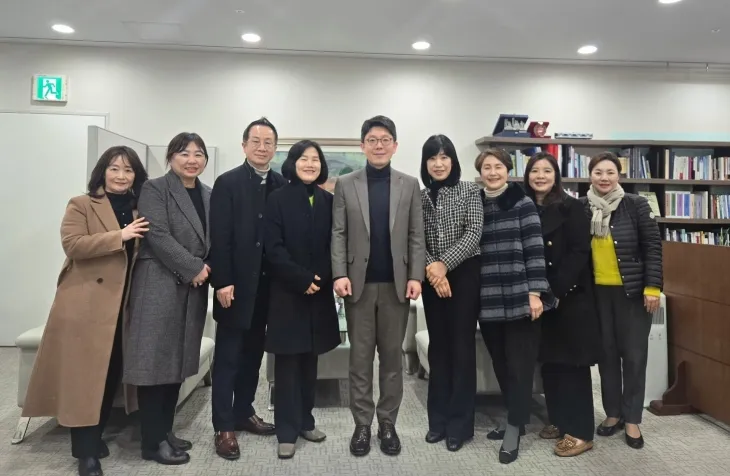 박성연 의원(오른쪽 첫 번째)이 ‘서울시가정어린이집 운영 지원 강화’를 위한 정책간담회에서 참석자들과 단체사진을 촬영하고 있다.