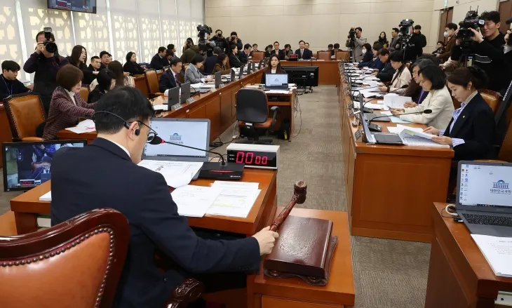 더불어민주당 소속 박주민 위원장이 14일 국회에서 열린 보건복지위원회 전체회의에서 의사봉을 두드리고 있다. 연합뉴스