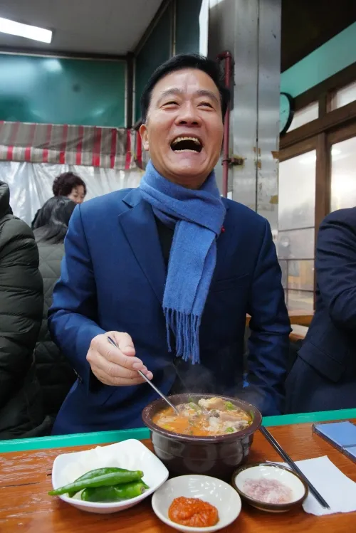 이승로 서울 성북구청장이 지난달 21일 길음시장 순대마을에서 서울신문과 인터뷰하며 활짝 웃고 있다. 성북구 제공