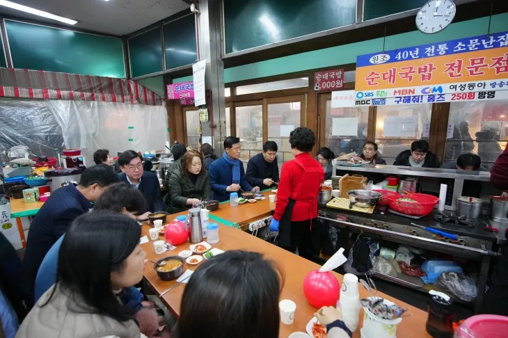 이승로 서울 성북구청장이 구청 지역경제과, 길음1동 주민센터 직원들과 함께 점심 식사를 하고 있는 모습. 성북구 제공
