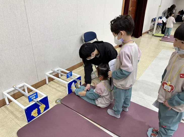 ‘성동체력인증센터’에서 영유아를 대상으로 체력측정을 하는 모습. 성동구 제공