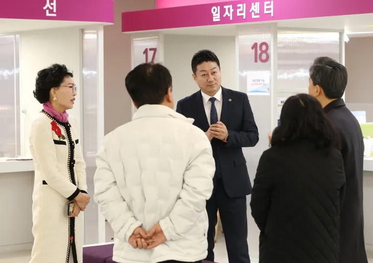 경기도의회 김진경(더민주·시흥3) 의장이 19일 시흥시 고용복지플러스센터 내 위치한 신중년 내일지원센터를 방문해 관계자들의 의견을 듣고 있다. (경기도의회 제공)