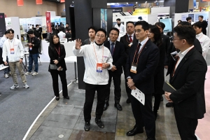 건설 드론·스마트 충전· 주차 솔루션까지…‘미래 신기술’ 한곳에