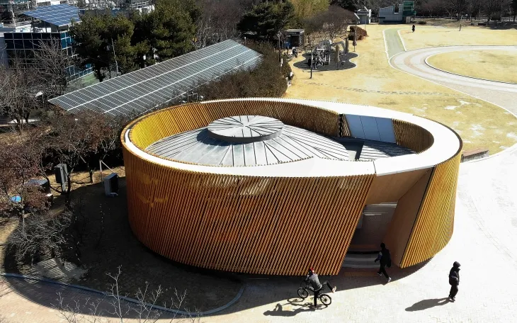 대구 수성구 수성못 상화동산 공중화장실이 최근 리모델링 공사를 마치고 개방됐다. 수성구는 스페인 건축가의 설계를 바탕으로 예술적 요소를 강조한 이 화장실 리모델링 공사에는 예산 9억 원을 투입했다. 20일 수성못을 찾은 시민들이 화장실을 이용하고 있다. 2025.2.20 뉴스1