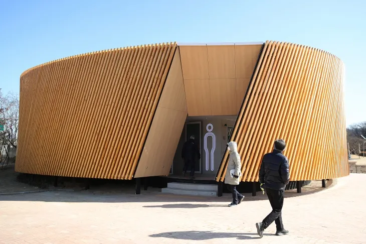 대구 수성구 수성못 상화동산 공중화장실이 최근 리모델링 공사를 마치고 개방됐다. 수성구는 스페인 건축가의 설계를 바탕으로 예술적 요소를 강조한 이 화장실 리모델링 공사에는 예산 9억 원을 투입했다. 20일 수성못을 찾은 시민들이 화장실을 이용하고 있다. 2025.2.20 뉴스1