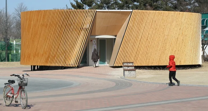 대구 수성구 수성못 상화동산 공중화장실이 최근 리모델링 공사를 마치고 개방됐다. 수성구는 스페인 건축가의 설계를 바탕으로 예술적 요소를 강조한 이 화장실 리모델링 공사에는 예산 9억 원을 투입했다. 20일 수성못을 찾은 시민들이 화장실을 이용하고 있다. 2025.2.20 뉴스1