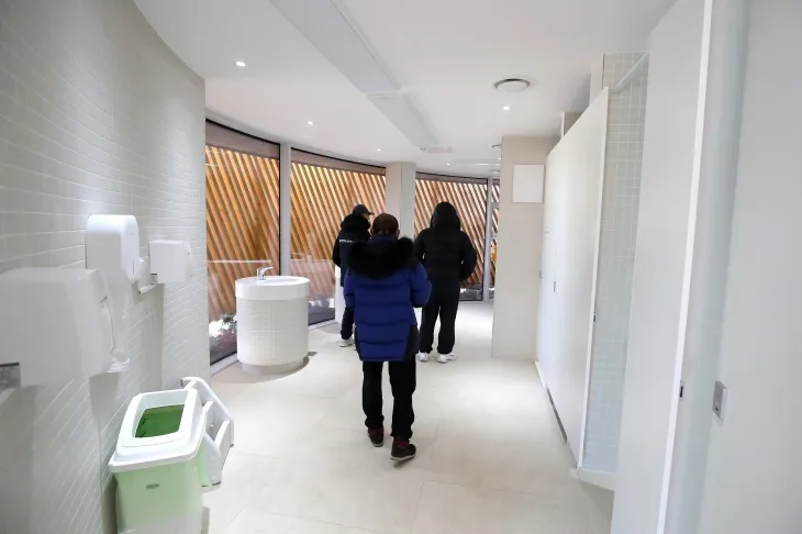 대구 수성구 수성못 상화동산 공중화장실이 최근 리모델링 공사를 마치고 개방됐다. 수성구는 스페인 건축가의 설계를 바탕으로 예술적 요소를 강조한 이 화장실 리모델링 공사에는 예산 9억 원을 투입했다. 20일 수성못을 찾은 시민들이 공중화장실 내부를 살펴보고 있다. 2025.2.20 뉴스1