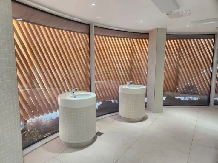 대구 수성구 수성못 상화동산 공중화장실이 최근 리모델링 공사를 마치고 개방됐다. 수성구는 스페인 건축가의 설계를 바탕으로 예술적 요소를 강조한 이 화장실 리모델링 공사에는 예산 9억 원을 투입했다. 사진은 화장실 내부. 2025.2.20 대구 수성구 제공