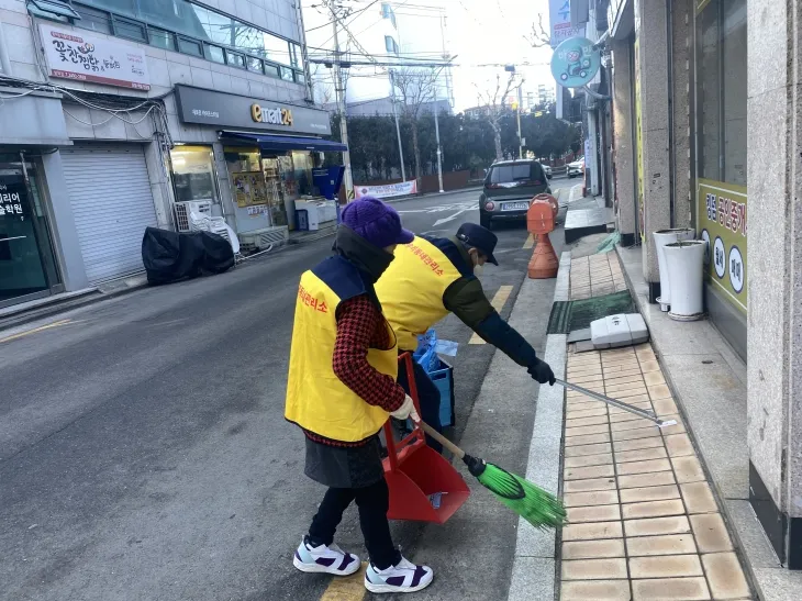 서울 도봉구 ‘우리동네 관리소’ 관리인들이 청소를 하고 있다. 도봉구 제공