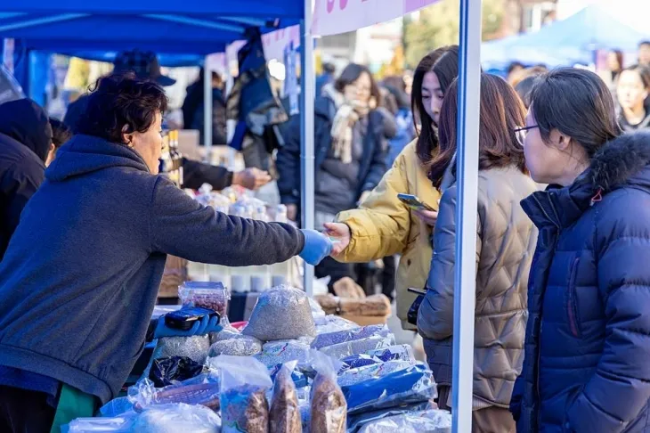 서울 영등포구청 앞 광장에서 개최되는 상생장터 모습. 영등포구 제공