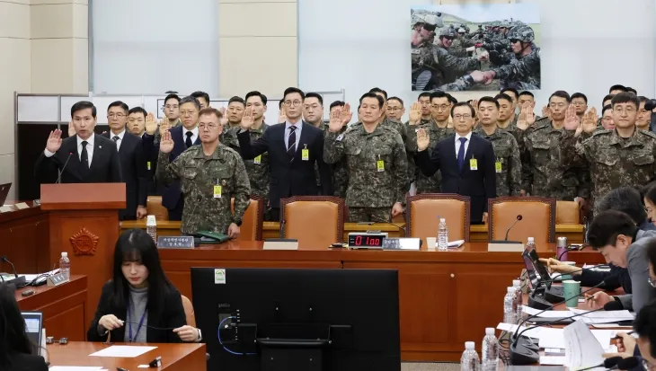 21일 서울 여의도 국회에서 열린 윤석열 정부의 비상계엄 선포를 통한 내란 혐의 진상규명 국정조사 특별위원회 4차 청문회에서 김선호(앞줄 왼쪽부터) 국방부 장관 직무대행, 강호필 지상작전사령관, 박안수 전 육군참모총장 등 국방부 및 군 관계자들이 증인선서를 하고 있다. 연합뉴스