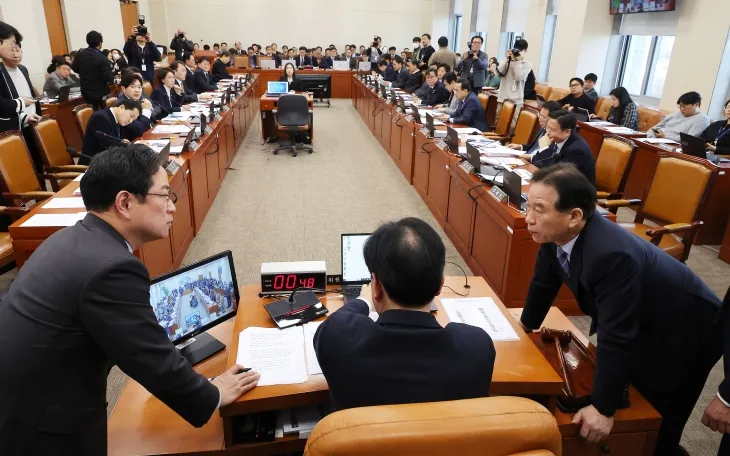 18일 국회에서 열린 기획재정위원회 전체회의에서 송언석 위원장, 박수영 여당 간사, 정태호 야당 간사가 대화를 나누고 있다. 2025.2.18 연합뉴스