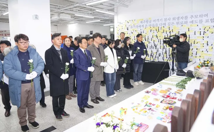 강기정 광주시장이 21일 오전 동구 전일빌딩245에 마련된 12·29 제주항공 여객기 참사 합동분향소를 찾아 박한신 유가족대표 등 유족들과 헌화하고 있다. 광주광역시 제공