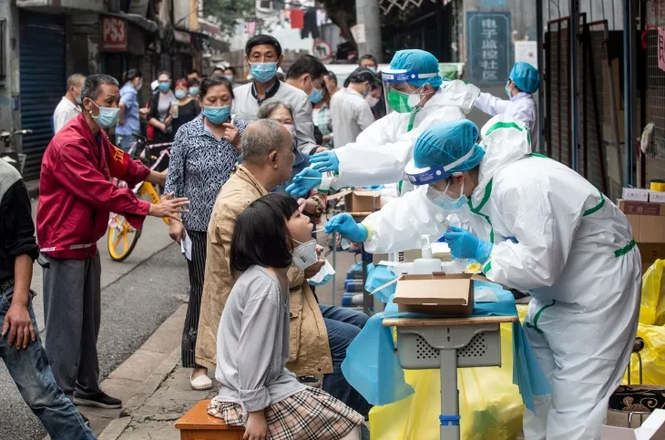 중국 후베이성 ​​우한의 한 거리에서 주민들이 코로나19 바이러스 검사를 받고 있다. 2020.5.15. AFP 연합뉴스