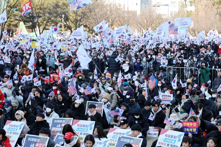 22일 대전 서구 대전시청 앞 보라매공원에서 세이브코리아 국가비상기도회가 열린 가운데 집회 참석자들이 태극기와 피켓을 흔들고 있다. 대전 연합뉴스